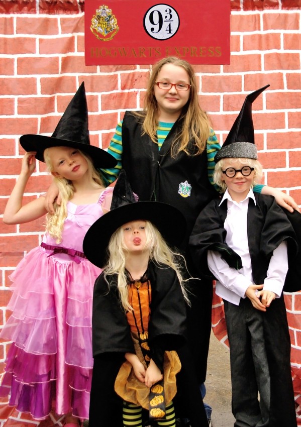 Guest Party: Happy Hogwarts Harry Potter Birthday Party for Twins