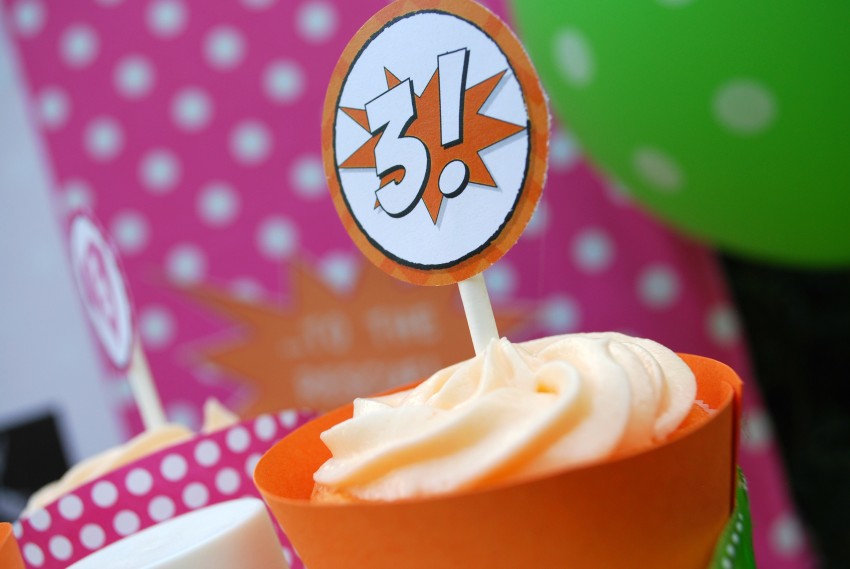 Girl's superhero birthday party -cupcakes
