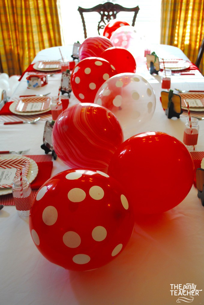 How to make a balloon garland by The Party Teacher | diy balloon garland | balloon garland diy | homemade balloon garland | diy party decor | balloon garland tutorial || Design Dazzle #balloongarland #diypartydecor #partydecorideas