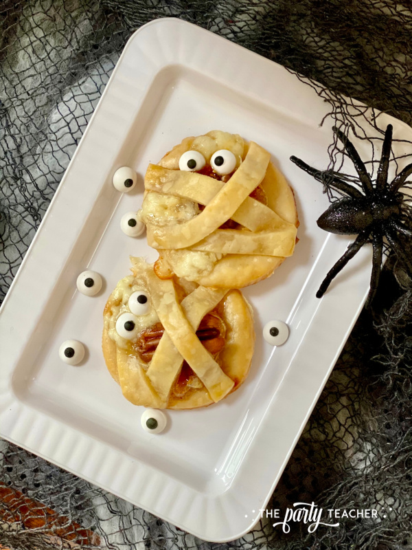 Halloween appetizer by The Party Teacher - mummy appetizer on plate