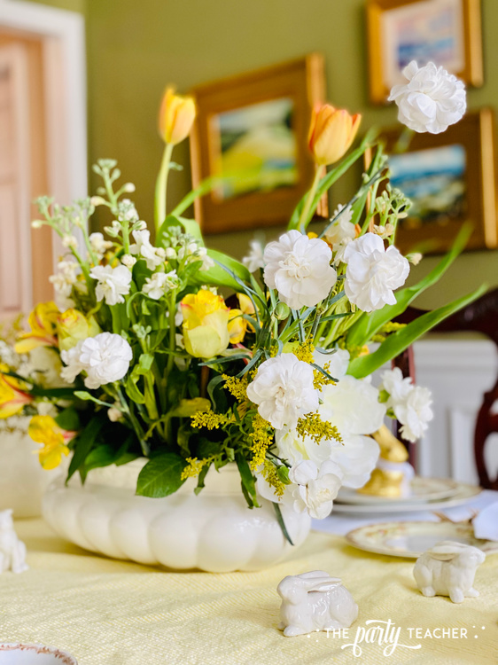 How to arrange Easter flowers centerpiece by The Party Teacher - 23