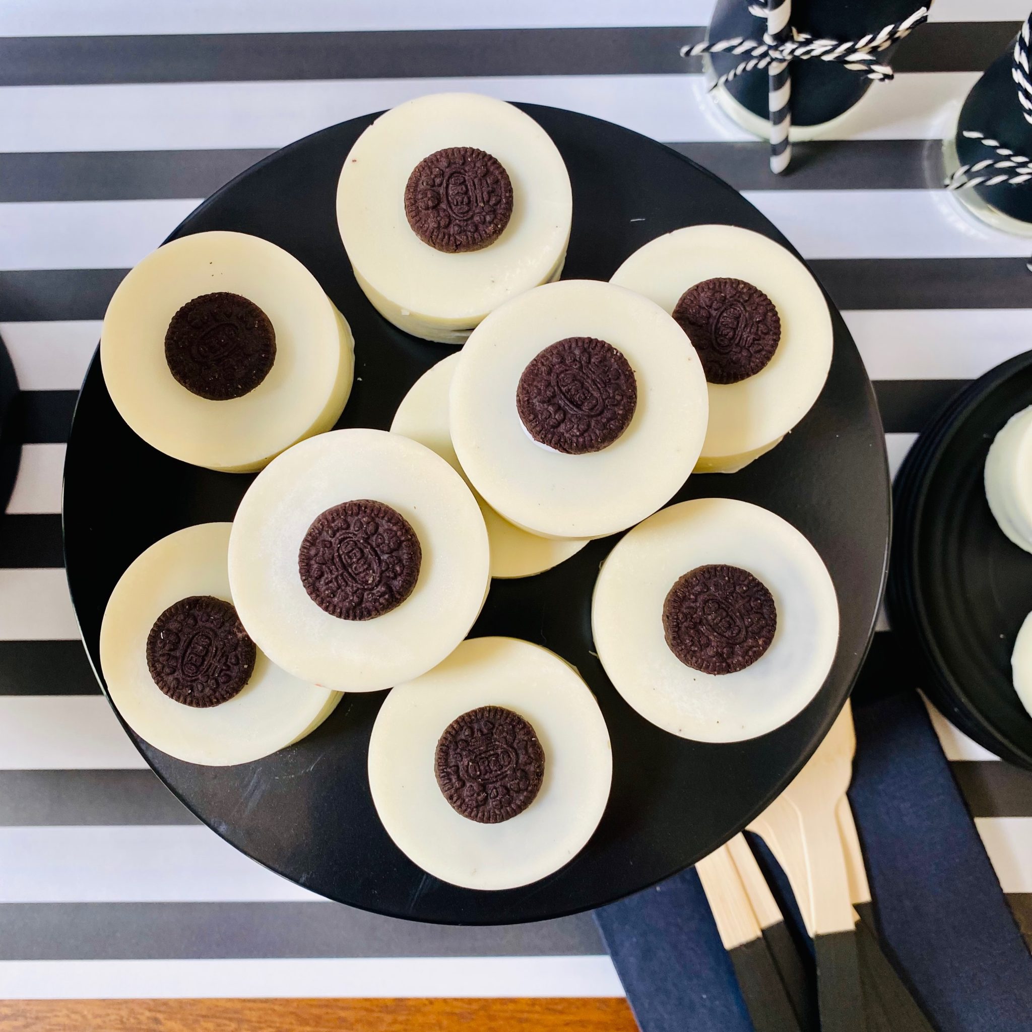 How to make chocolate covered googly eye Oreos (Easy Halloween Dessert)